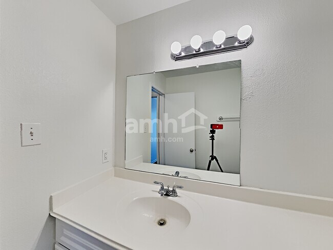 Building Photo - 23126 N Waterlake Dr