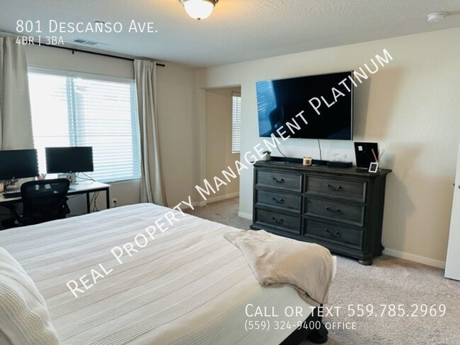 Building Photo - $300 MOVE IN BONUS $2,450 Bullard & DeWolf...