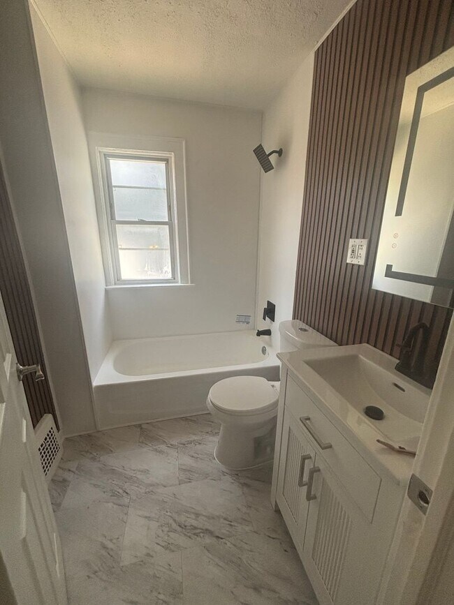 Building Photo - Cleveland East Side 2 bedroom down