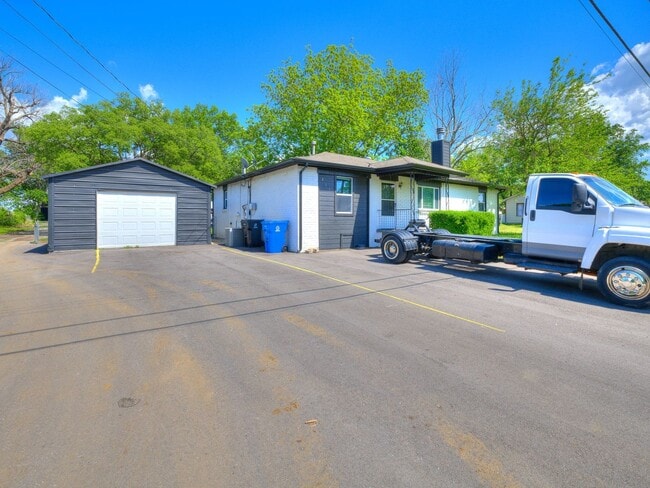 Building Photo - Great home, 4 bedrooms or 3+study, 1.5 bat...