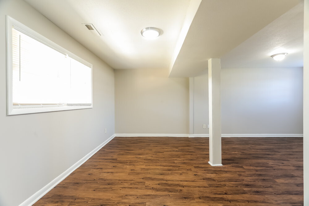 Building Photo - 909 Country View Dr NE