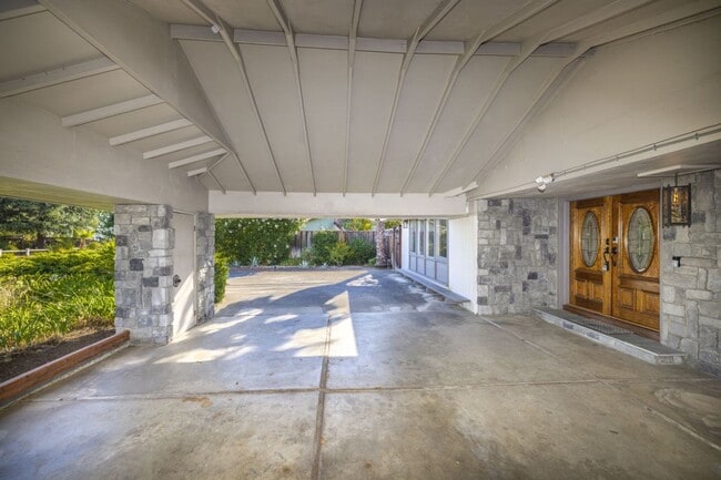 Primary Photo - Spacious 3 Bed, 2.5 Bath Home in Quiet Nei...