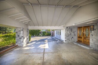 Building Photo - Spacious 3 Bed, 3 Bath Home in Quiet Neigh...