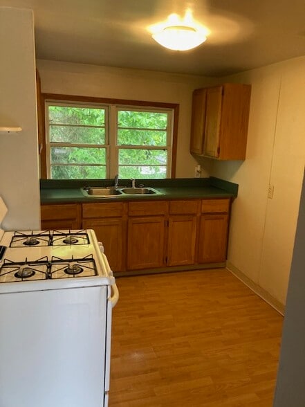 Primary Photo - 110 School St