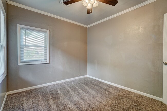 Building Photo - Stylish 1-Bedroom Gem Near Midtown & Plaza...