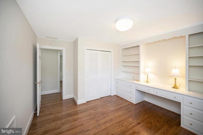 Building Photo - 1732 Beverly Dr