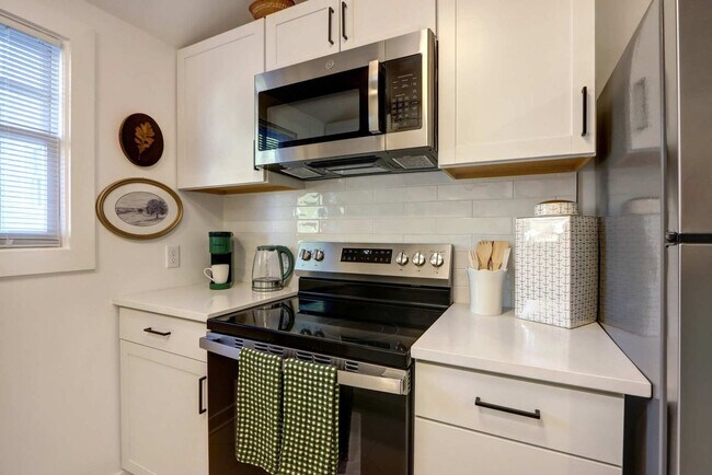 Building Photo - 306 E Victory Dr