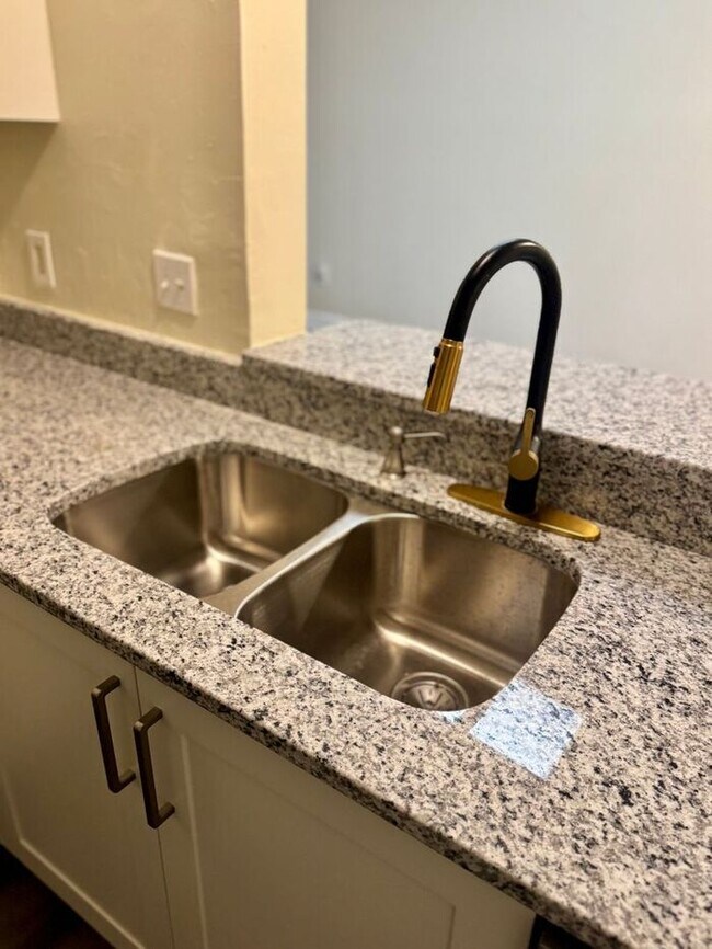 Building Photo - 3 Bedroom 2 Bath Winter Garden Townhome with Remodeled Kitchen and a Fenced Backyard!