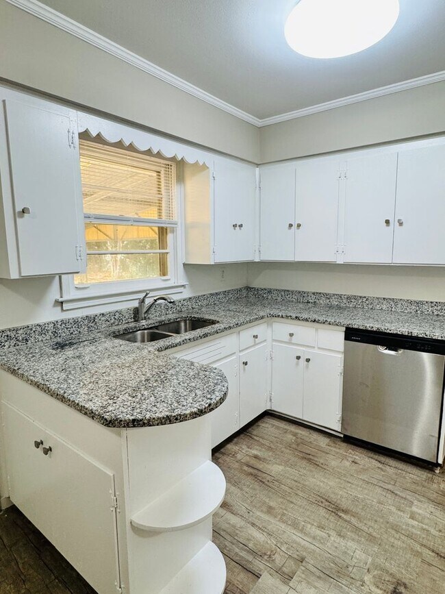 Building Photo - Dreamy 3-Bedroom