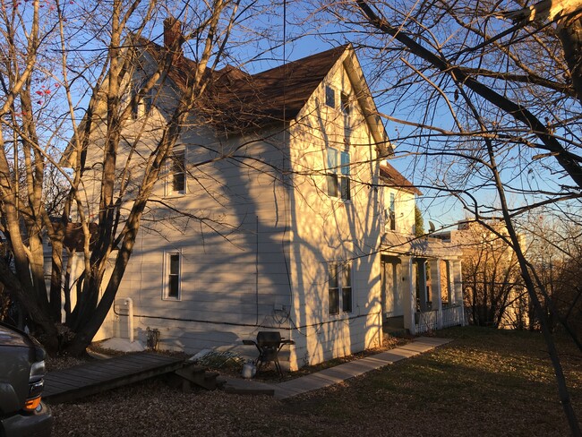 Building Photo - 209 E 4th St