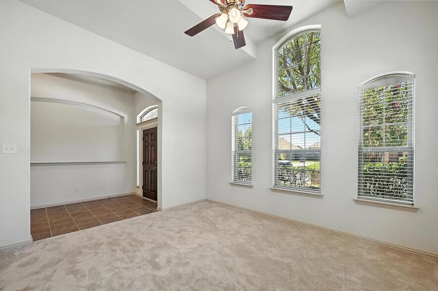 Building Photo - Room in House on Smoke Tree Dr