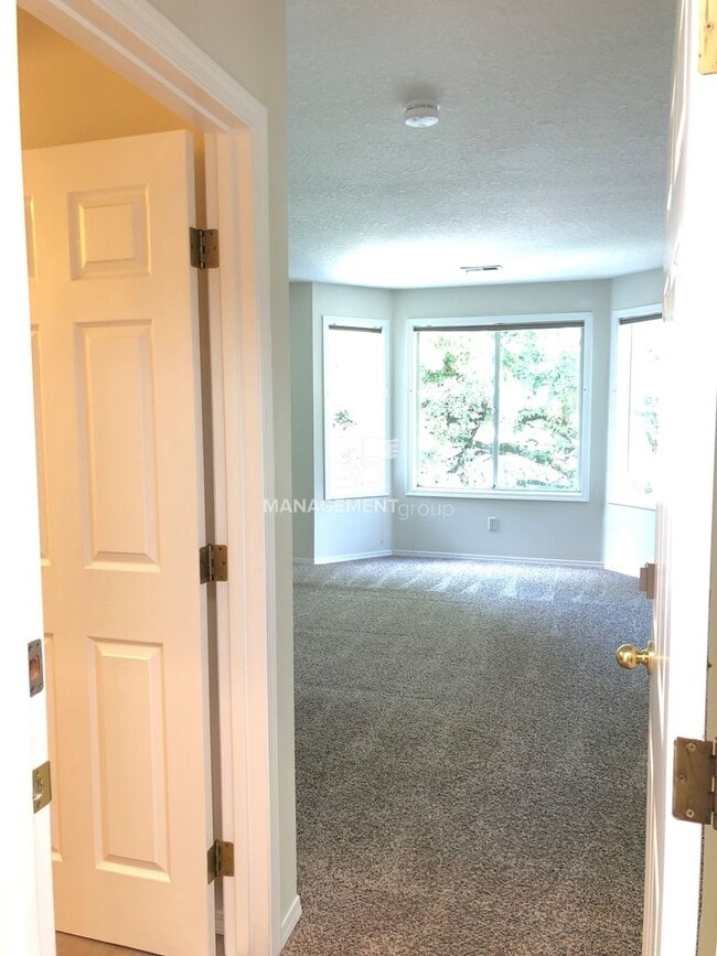 Building Photo - Gorgeous John's Landing Townhome- Luxurious Interior Renovation!