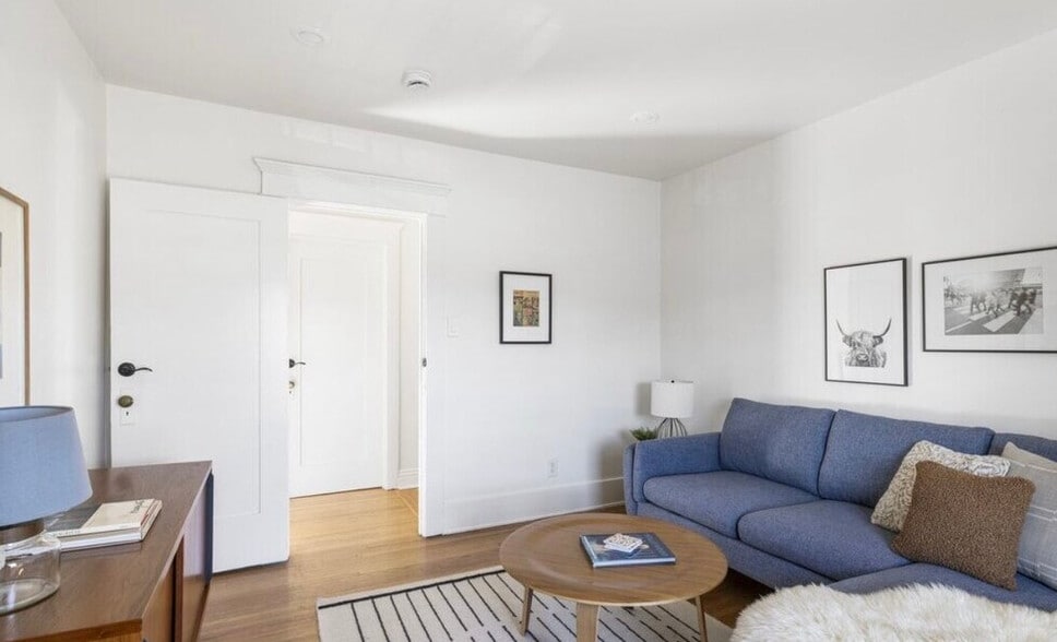 Building Photo - 211 1/2 S Burlington Ave