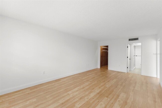 Building Photo - 1001 Pearce Dr