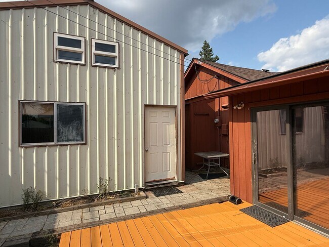 Building Photo - 2 Bed 1.5 Bath Home In Spokane With A Shop!