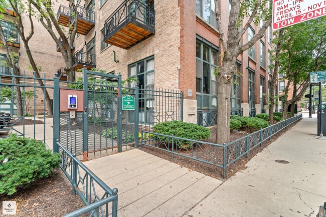 Building Photo - 701 W Jackson Blvd