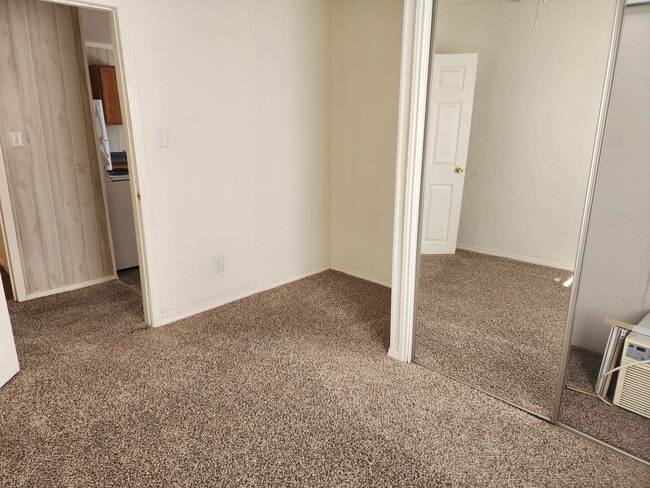 Building Photo - 2 bedroom / 1 bath, W/D connections