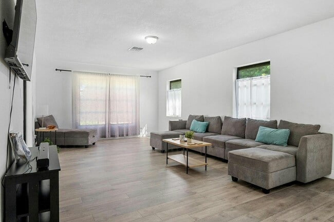 Building Photo - 919 Ave S SE