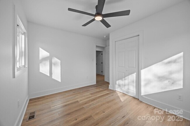 Building Photo - 8625 Cedarbrook Dr