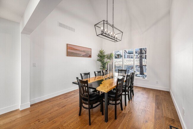 Building Photo - Renovated Lakefront 5 Bedroom Home with 2 Garages!