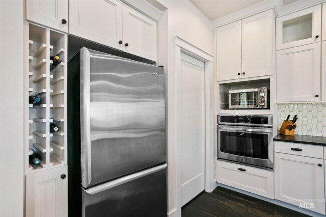 Building Photo - Stunning Modern Home Near NE Foothills | Mountain Views | Designer Finishes