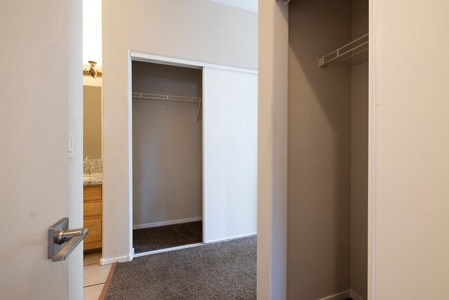 Building Photo - Gated 2 Bedroom 2 Bath Condo on the Second...