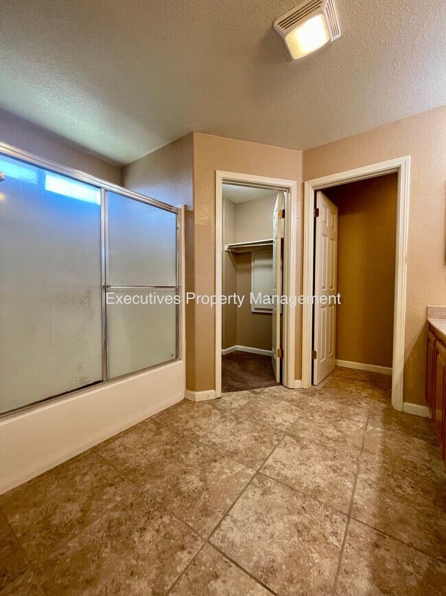 Building Photo - Available Now || 565 Peach Dr Chowchilla