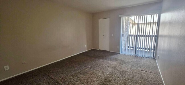Building Photo - Large 2 Bedroom Condo in Fashion Valley!! With 2 Parking Spaces