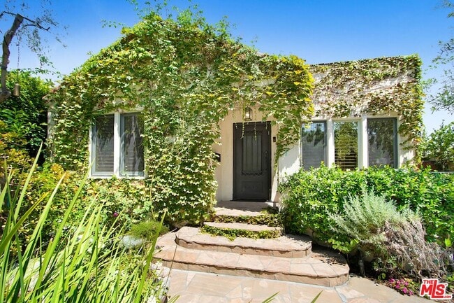 Building Photo - 8815 Rosewood Ave