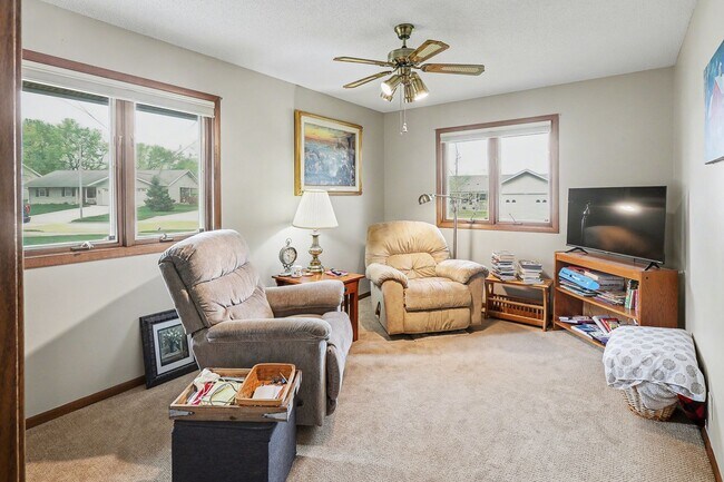 Building Photo - For Rent – 4 Bedroom Home in Sunset Hills, Pella