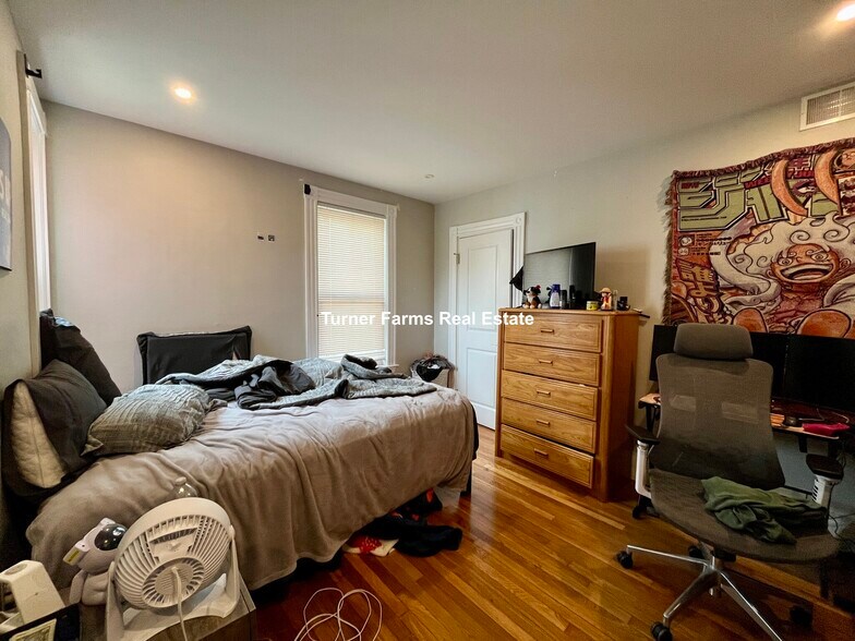 Building Photo - 24 Pond St