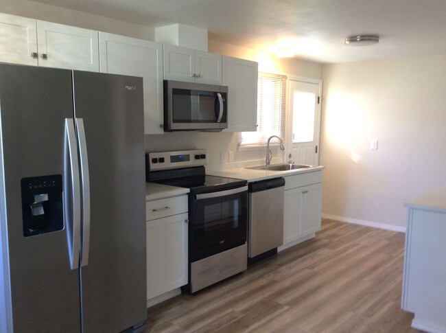 Building Photo - House - 2 units available! 3 BDRM/1 BATH o...