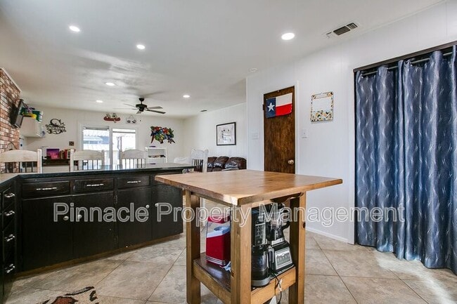 Building Photo - 1510 Loop Dr