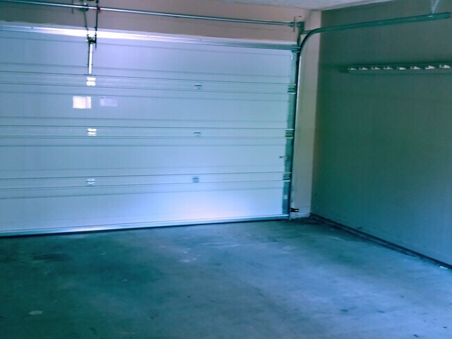 Building Photo - Spacious 3/2 home in convenient location