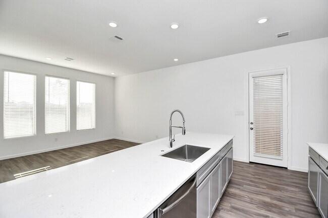 Building Photo - 5535 Holly Hvn Ct