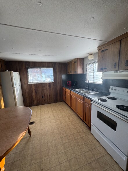 Building Photo - 1003 River St