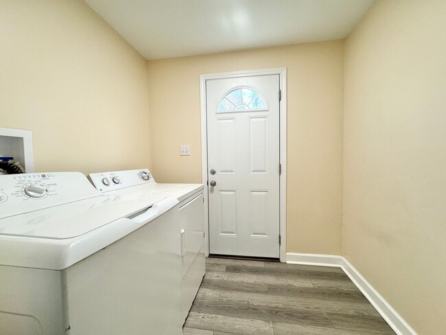 Building Photo - Kirkwood 2 BR