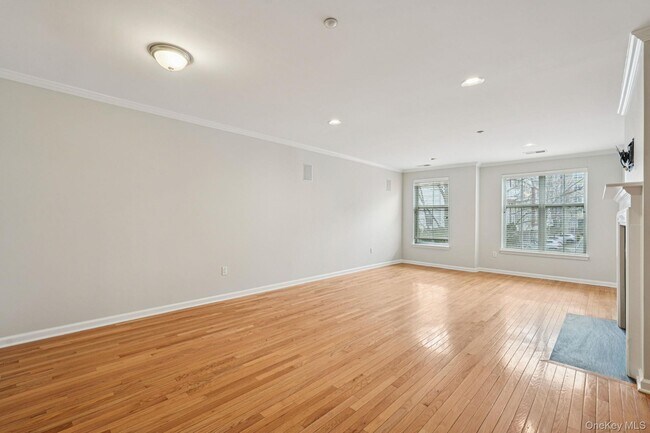 Building Photo - 10 Bridge Ln