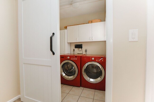 Building Photo - Spacious Townhome Move in Ready!!