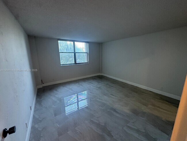 Building Photo - 2450 NE 135th St