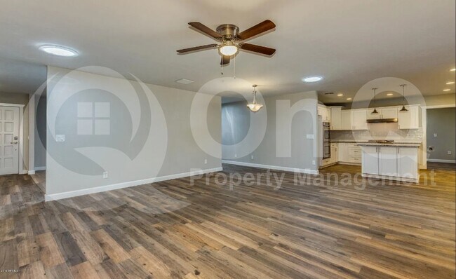 Building Photo - 2502 E Sahuaro Dr