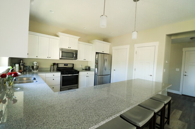Building Photo - Beautiful 4 bed 3.5 bath townhome in Aspen...
