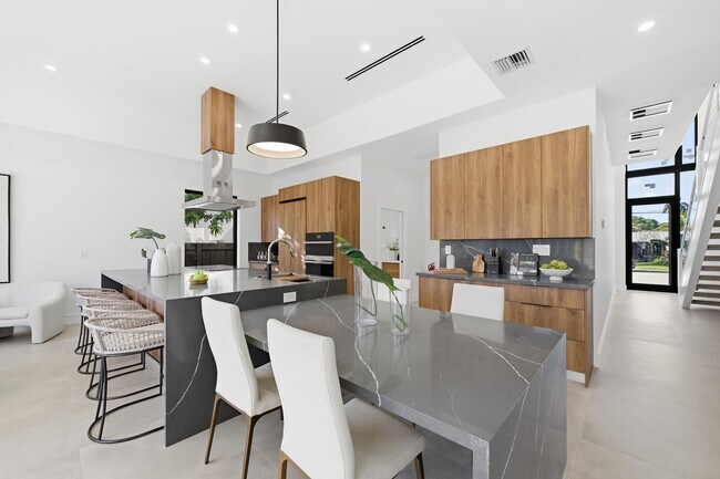 Building Photo - 1308 Avocado Isle