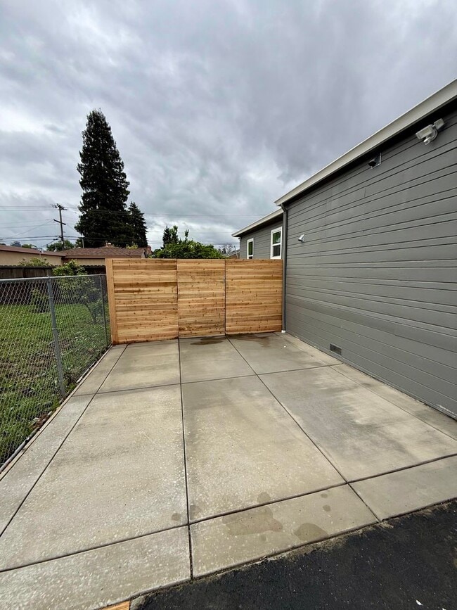 Building Photo - Completely Remodeled Single Family House!