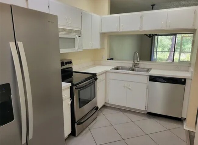 Stainless steel kitchen - 8661 Hunters Key Cir