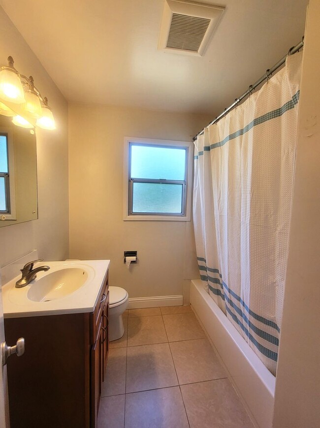 Building Photo - Charming 2 Bedroom, 1 Bathroom Home in San...