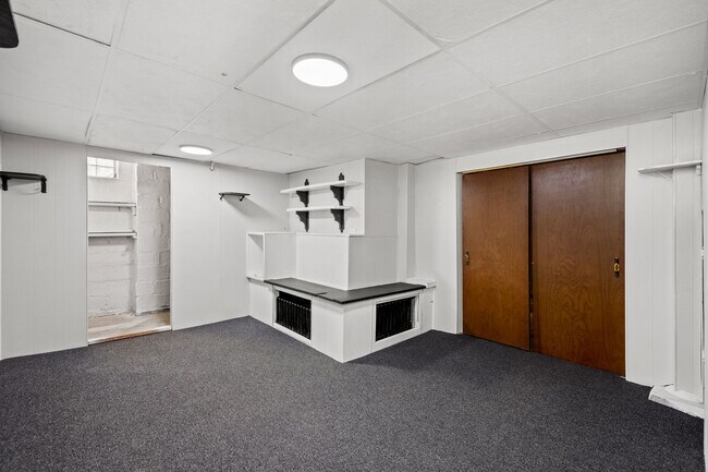 Building Photo - Beautiful 3 Bedroom House in Carrick Available May 1!