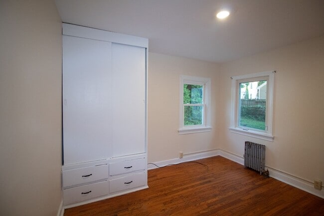 Building Photo - 207 Maple St