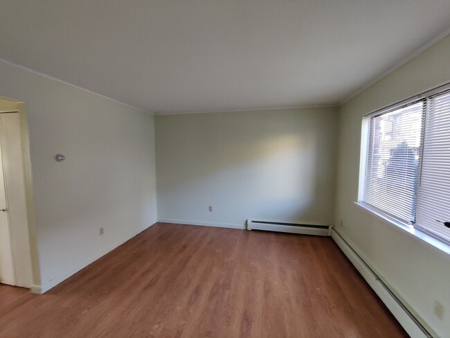 Building Photo - 218 Oakville Ave