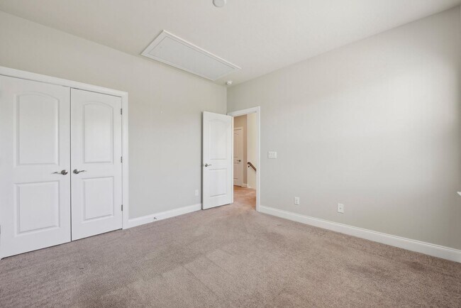 Building Photo - Nice 4 bedroom home with fenced yard